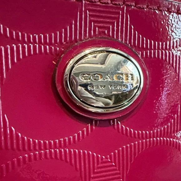 LIKE NEW - Coach Signature Embossed Fuchsia Make Up Cosmetic Travel Bag Case - Picture 2 of 8